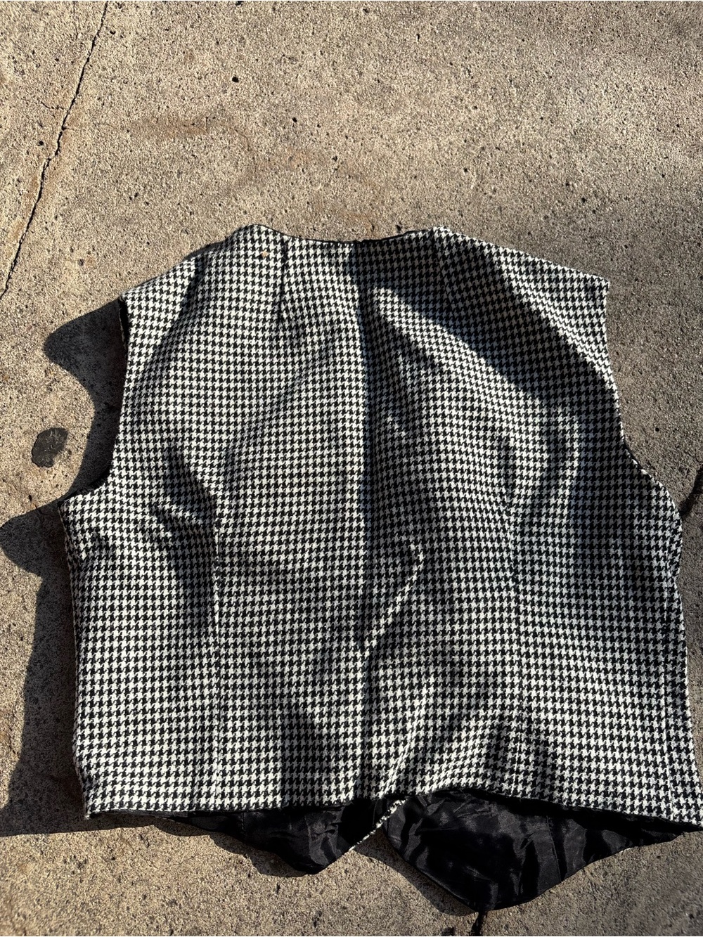 Vintage Plaid Cropped V-neck Houndstooth Button Front Vest in Black & White - Picture 10 of 10